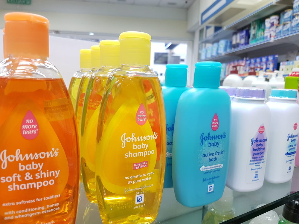 Johnson and johnson soft and best sale shiny shampoo